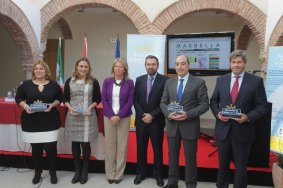 Angeles Muñoz y Eduardo González, en el Centro, posan con los premiados